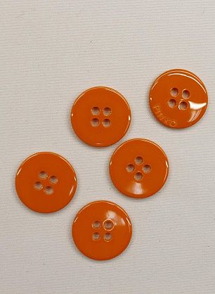 Пуговица пластик 4 прокола d-17мм оранжевая с надписью - в интернет-магазине тканей Тессутидея арт. F-6545