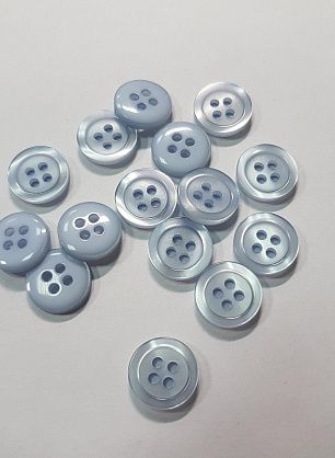 Пуговица пластик 4 прокола d-12мм голубая - в интернет-магазине тканей Тессутидея арт. F-5552