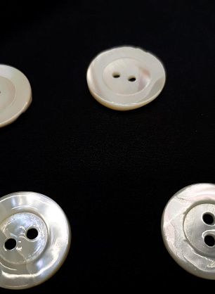 Пуговица ракушка 2 прокола d-20мм молочная - в интернет-магазине тканей Тессутидея арт. F-3862
