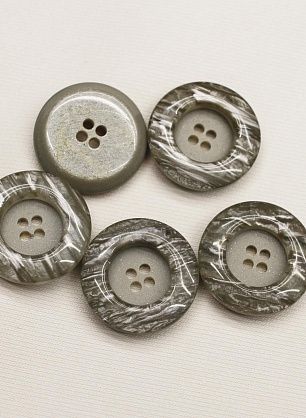 Пуговица пластик 4 прокола d-23мм серая с перламутровым ободком - в интернет-магазине тканей Тессутидея арт. F-6574