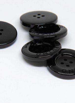 Пуговица пластик 4 прокола d-27мм фуксия,бордовая,фиолетовая, черная Scervino - в интернет-магазине тканей Тессутидея арт. F-4570