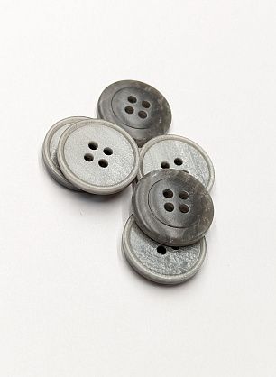 Пуговица костюмная пластик 4 прокола d-17мм серая - в интернет-магазине тканей Тессутидея арт. F-6088