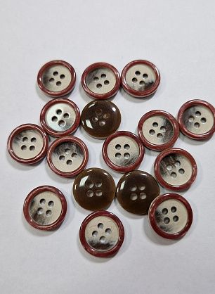 Пуговица костюмная пластик 4 прокола d-15мм коричнево-молочная с бордовым ободком - в интернет-магазине тканей Тессутидея арт. F-6009