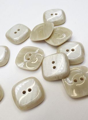 Пуговица квадратная рог 2 прокола d-20мм бежево-белая - в интернет-магазине тканей Тессутидея арт. F-4195