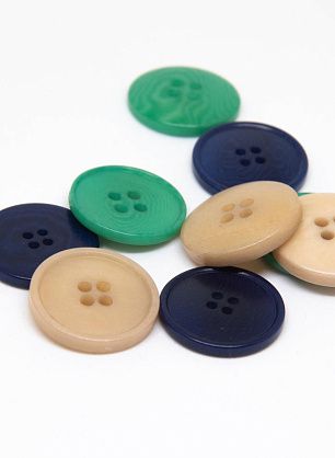 Пуговица пластик 4 прокола d-18-20мм темно-синяя, бежевая, зеленая - в интернет-магазине тканей Тессутидея арт. F-4656