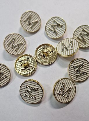 Пуговица металл золото эмалированная на ножке d-17мм буква "М" из страз на белом - в интернет-магазине тканей Тессутидея арт. F-5728