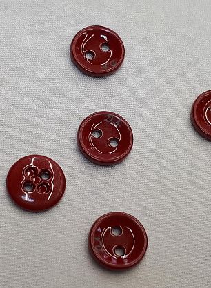 Пуговица металл 2 прокола d-10мм красная именная - в интернет-магазине тканей Тессутидея арт. F-3919