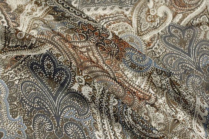 Шифон (н) сине-бело-коричневые пейсли - итальянские ткани Тессутидея арт. 10-4475