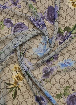 Шифон (н) желто-бежевый цветочный рисунок и логотип на голубом меланже - в интернет-магазине тканей Тессутидея арт. 10-3966