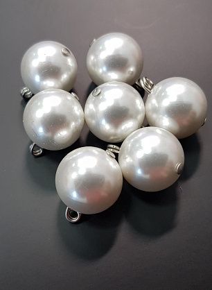 Пуговица на ножке d-18мм белая жемчужина - в интернет-магазине тканей Тессутидея арт. F-5578