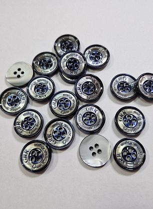 Пуговица костюмная пластик 4 прокола d-18мм серо-синяя с надписью - в интернет-магазине тканей Тессутидея арт. F-6017