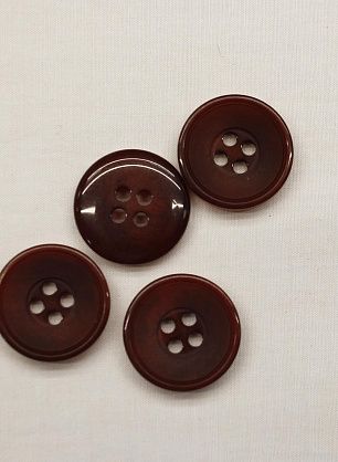 Пуговица пластик под рог 4 прокола d-18мм темно-бордовая - в интернет-магазине тканей Тессутидея арт. F-6743