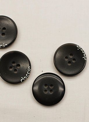 Пуговица пластик 4 прокола d-22мм черная с надписью - в интернет-магазине тканей Тессутидея арт. F-6664