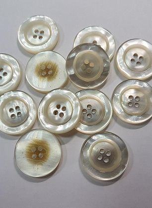 Пуговица пластик 4 прокола d-23мм молочная перламутровая - в интернет-магазине тканей Тессутидея арт. F-5634
