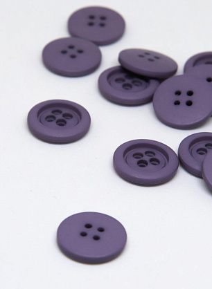 Пуговица пластик 4 прокола d-17мм сиреневая - в интернет-магазине тканей Тессутидея арт. F-4604
