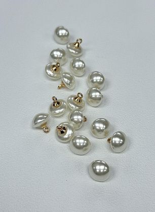 Пуговица пластик на ножке d-10мм молочная - в интернет-магазине тканей Тессутидея арт. F-7173