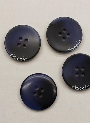 Пуговица пластик 4 прокола d-25мм синяя с надписью - в интернет-магазине тканей Тессутидея арт. F-6653