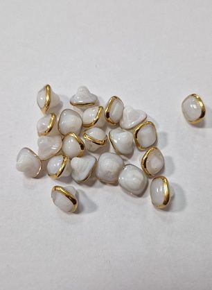 Пуговица прямоугольная на ножке d-10мм белая с золотым ободком - в интернет-магазине тканей Тессутидея арт. F-5865