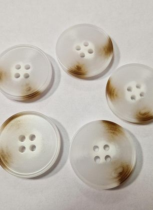 Пуговица пластик 4 прокола d-30мм белая с коричневыми вкраплениями - итальянские ткани Тессутидея F-6776