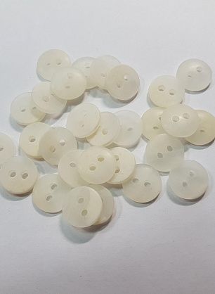 Пуговица пластик 2 прокола d-10мм молочная - в интернет-магазине тканей Тессутидея арт. F-5490