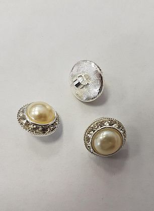 Пуговица пластик на ножке с жемчугом и  стразами d-16мм  - в интернет-магазине тканей Тессутидея арт. F-3643