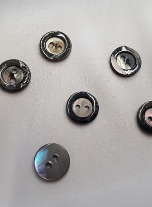 Пуговица ракушка 2 прокола d-14мм серо-коричневая с ободком - итальянские ткани Тессутидея.