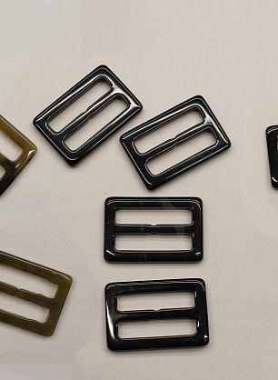 Пряжка пластик под рог 30мм коричневая, черная, бежево-коричневая - итальянские ткани Тессутидея F-6624