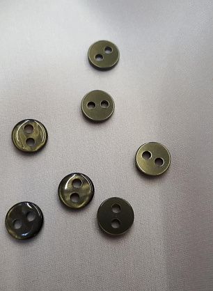 Пуговица пластик 2 прокола d-9мм зеленая - в интернет-магазине тканей Тессутидея арт. F-3915