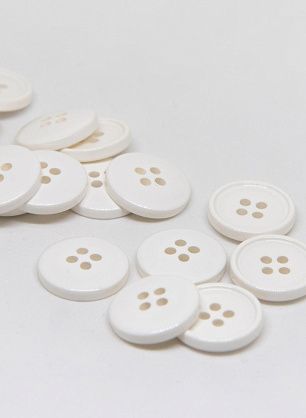 Пуговица пластик 4 прокола d-14мм белая - в интернет-магазине тканей Тессутидея арт. F-4630