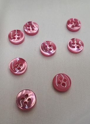 Пуговица пластик 4 прокола d-11мм розовая - в интернет-магазине тканей Тессутидея арт. F-3950