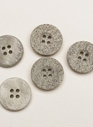 Пуговица пластик 4 прокола d-20мм светло-серая - в интернет-магазине тканей Тессутидея арт. F-6568