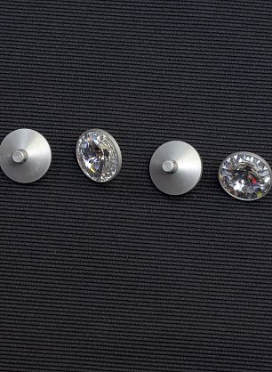 Пуговица металл серебро на ножке d-12мм с крупным стразом Swarovski - в интернет-магазине тканей Тессутидея арт. F-4387