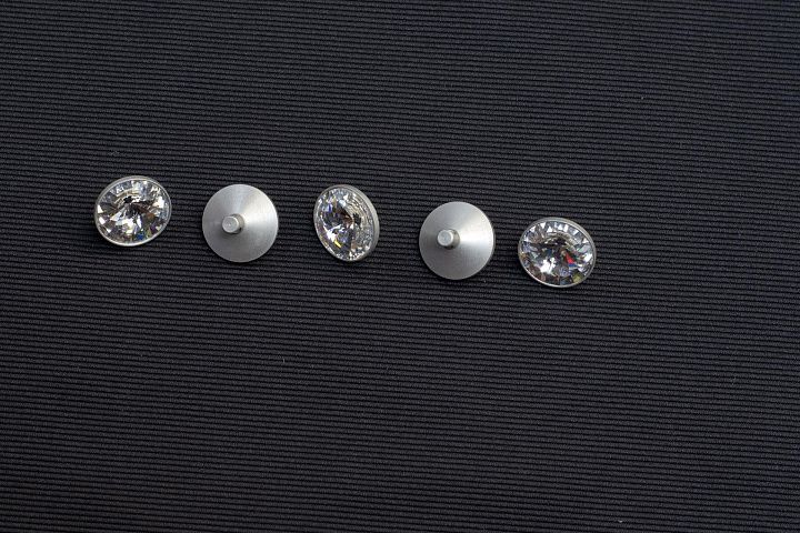 Пуговица металл серебро на ножке d-12мм с крупным стразом Swarovski - итальянские ткани Тессутидея арт. F-4387