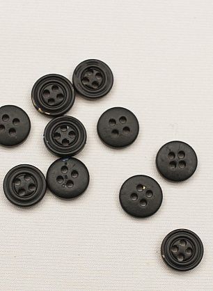 Пуговица пластик 4 прокола d-11мм черная - в интернет-магазине тканей Тессутидея арт. F-6528