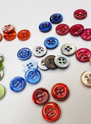 Пуговица ракушка 4 прокола d-11мм в ассортименте - в интернет-магазине тканей Тессутидея арт. F-4218