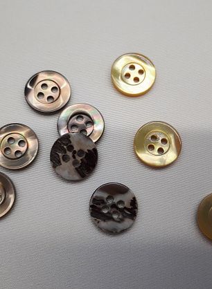 Пуговица ракушка 4 прокола d-12мм коричневая, желтая с ободком - в интернет-магазине тканей Тессутидея арт. F-3969