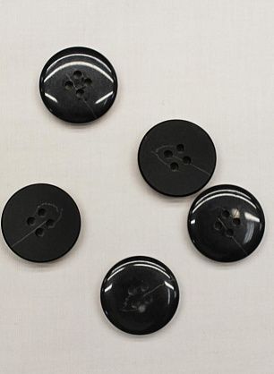 Пуговица пластик 4 прокола d-23мм черная с серой полоской - в интернет-магазине тканей Тессутидея арт. F-6788