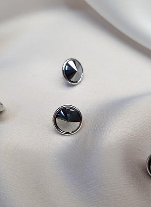 Пуговица металл серебро на ножке со серым стразом Swarovski d-10мм  - в интернет-магазине тканей Тессутидея арт. F-3896