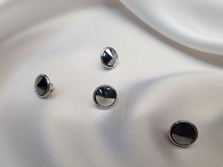 Пуговица металл серебро на ножке со серым стразом Swarovski d-10мм  - итальянские ткани Тессутидея арт. F-3896
