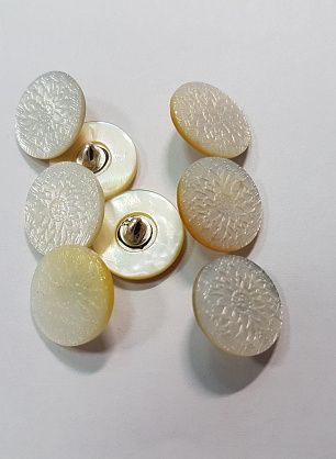 Пуговица перламутр на ножке d-15мм белая фактурная - в интернет-магазине тканей Тессутидея арт. F-5598