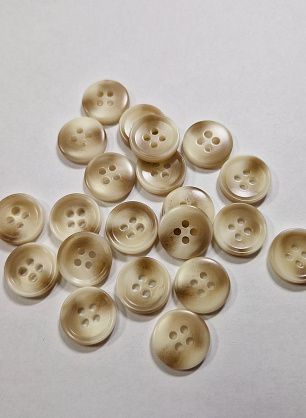 Пуговица костюмная пластик 4 прокола d-15мм молочная с коричневыми вкраплениями  - в интернет-магазине тканей Тессутидея арт. F-5901