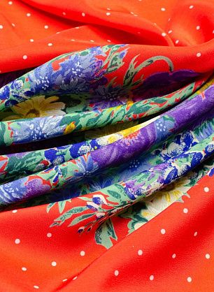 Плательная (н) белый горох и цветочный орнамент на красном - в интернет-магазине тканей Тессутидея арт. 03-5661