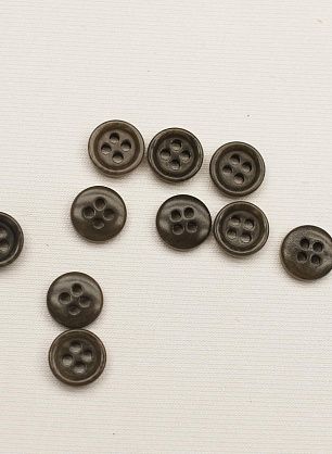 Пуговица пластик 4 прокола d-10мм хаки - в интернет-магазине тканей Тессутидея арт. F-6533