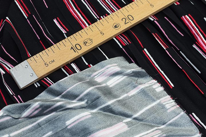 Деталь плиссе 40*140см (н) красно-бело-розовые стилизованные полосы на черном  - итальянские ткани Тессутидея арт. 04-1218