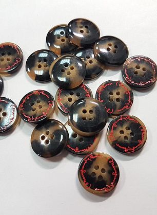 Пуговица пластик 4 прокола d-14мм бежево-коричневая с красной надписью - в интернет-магазине тканей Тессутидея арт. F-5492