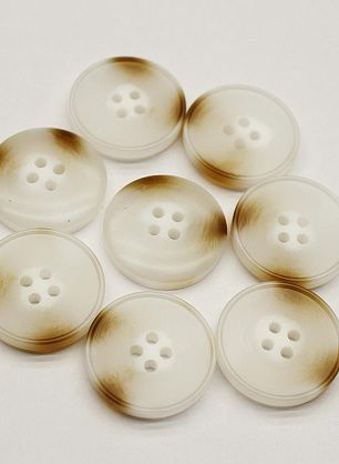 Пуговица пластик 4 прокола d-25мм белая с коричневыми вкраплениями - в интернет-магазине тканей Тессутидея арт. F-6778