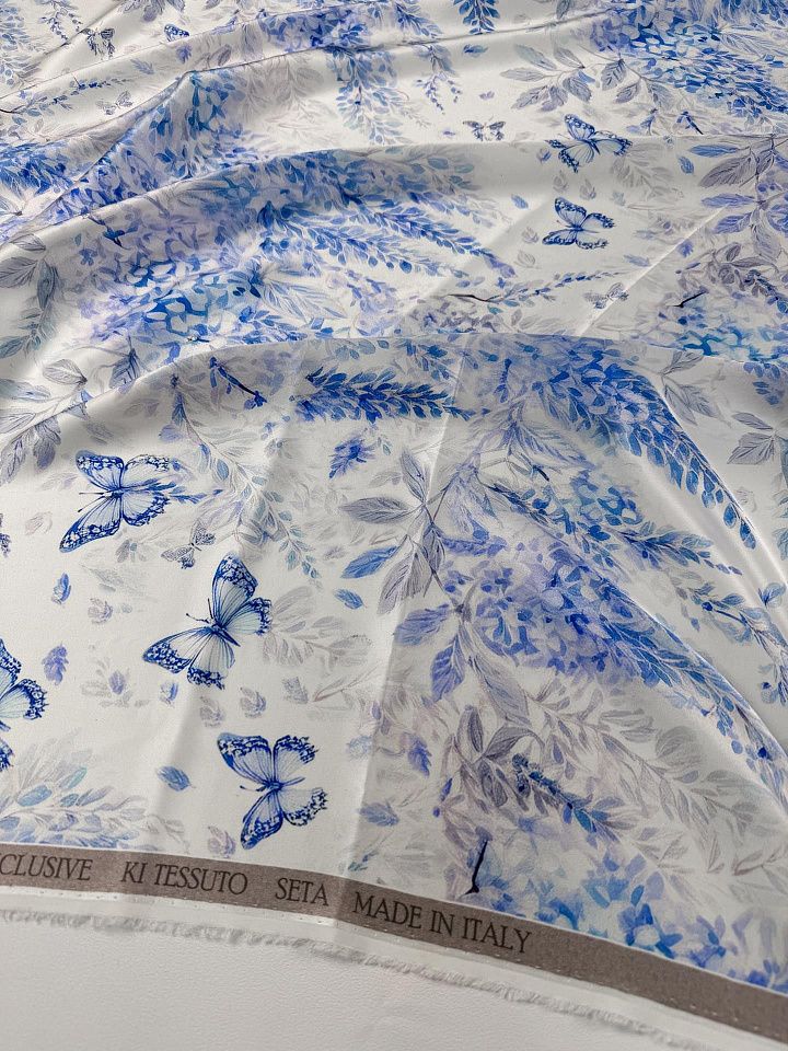 Шелк атлас (н) голубой цветочный рисунок на белом - итальянские ткани Тессутидея арт. 10-4865