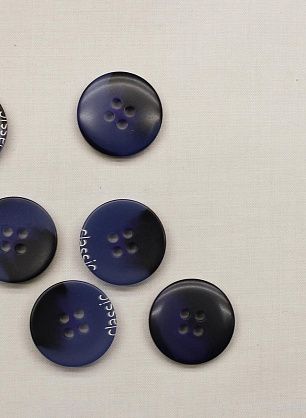 Пуговица пластик 4 прокола d-18мм синяя с надписью - в интернет-магазине тканей Тессутидея арт. F-6655