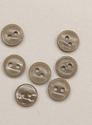 Пуговица пластик 2 прокола d-10мм коричневая - в интернет-магазине тканей Тессутидея арт. F-6561