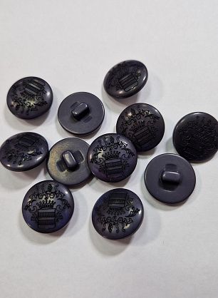 Пуговица на ножке пластик d-20мм темно-синяя с геральдикой - в интернет-магазине тканей Тессутидея арт. F-5950